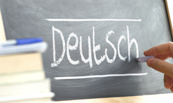 Tafel mit Aufschrift Deutsch