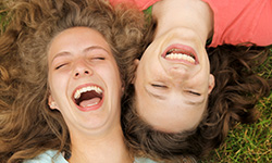 lachende Teenager im Gras