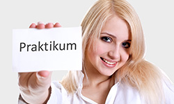 Frau hält Schild mit Aufschrift Praktikum