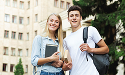 zwei Studenten vor Unigebäude