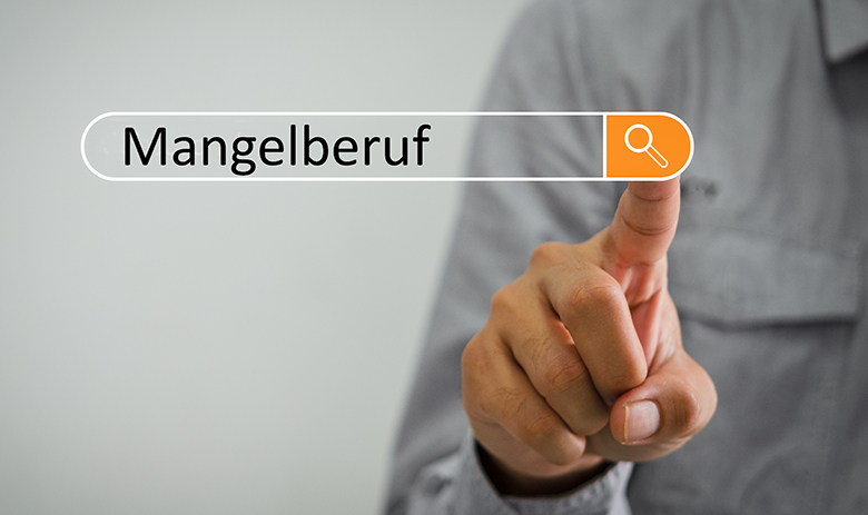 Finger auf Suchfeld mit Aufschrift Mangelberuf